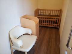 授乳室もございます。小さなお子様がいるお客様でも静かな個室でゆっくりできます。