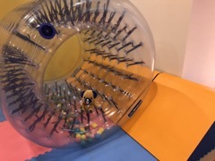 ボーネルンドキッズスペースです。ご家族でもじっくり時間をかけてお車をお選びいただけます。