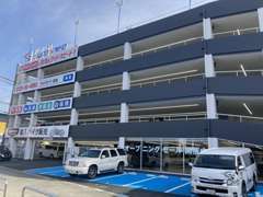 立体駐車場に在庫車を展示！！雨天でもじっくり車両を見学できます。