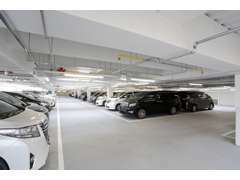 立体駐車場を完備しており、200台OVERの第3者鑑定付き車両を展示しております。
