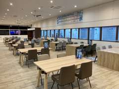 広々とした店内は整備ピットを一望でき、愛車のメンテナンス中もゆっくり過ごせます。