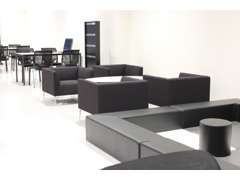 広々としたショールームでジープをご堪能くださいませ。