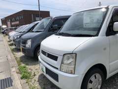 常に在庫は20台以上確保しております！軽自動車からミニバンまで様々な車種を展示しております！
