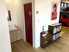 当店のトイレは男女別です。また、女性用トイレ内には「おむつ交換台」がございます。