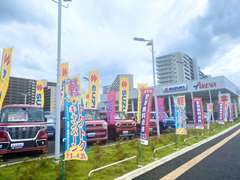 地域最大級の店舗には数々の中古車を取り揃えております！