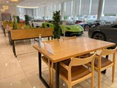 商談スペースは開放感のある空間で往年の名車やスーパーカーを常時展示しております♪