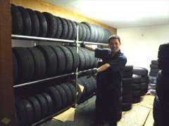 屋内タイヤ保管スペースもあります！タイヤ付け替えセット作業で、現金のみの受付となります！