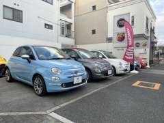 ショールーム向かいの中古車展示場には、常時10台以上を展示！