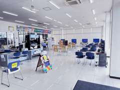 清潔で広々としたショールームが自慢です！大型モニター付きの商談席で、お客様にぴったりの1台をお探しします！