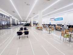 清潔で広々としたショールームが自慢です！大型モニター付きの商談席で、お客様にぴったりの1台をお探しします！