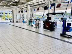 最新設備の整備工場も併設しておりますので、ご購入後のサポートもお任せください！※一部店舗を除きます。