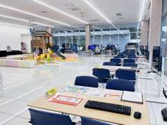 清潔で広々としたショールームが自慢です！大型モニター付きの商談席で、お客様にぴったりの1台をお探しします！