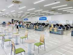 清潔で広々としたショールームが自慢です！大型モニター付きの商談席で、お客様にぴったりの1台をお探しします！