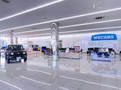 清潔で広々としたショールームが自慢です！大型モニター付きの商談席で、お客様にぴったりの1台をお探しします！