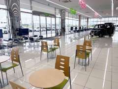 清潔で広々としたショールームが自慢です！大型モニター付きの商談席で、お客様にぴったりの1台をお探しします！