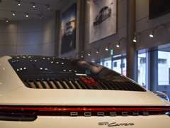 ショールームには、最新モデルを中心に、スポーツカーからSUVまで 多くのお車を展示しております。