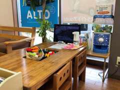 お子様にも気兼ねなく遊べるブースもございます！DVDやぬり絵などで遊べる店内になっております☆