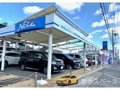 171号線を茨木方面に向かって左、「粟生新家」の交差点を左折。テラスに話題の新車、中古車を展示しています。