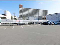 ゆったりとした駐車場を準備して皆様のご来店をお待ちいたしております。