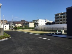 広々とした駐車場がありスタッフがお出迎えさせていただきます。