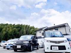 他メーカーの下取り車を中心に展示しております！他メーカ-車でも1年間のホッと保証が付いています。