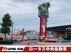 駐車場への出入り口はカメの看板の下に有ります。