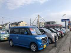 本社前展示場には軽自動車からミニバンまで100台以上展示しております。