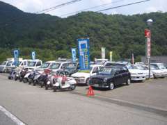 広い展示場にてごゆっくりお車・バイクをご覧ください！