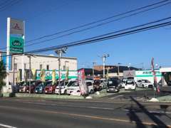広々とした展示場には、常時40台以上の厳選中古車を展示中です。ご来店の際は、お気をつけてお越しくださいませ。