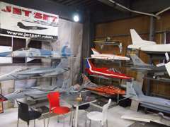 日本でも珍しいRCジェット機も多数展示しております。http://www.jetsetj.com
