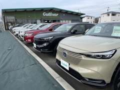 元気いっぱいのスタッフが皆様のご来店を心よりお待ちしております！　人気のSUV、軽自動車など、幅広く取り揃えております。