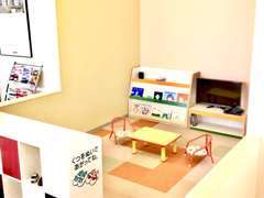 明るい店内でゆっくりお話もできます！キッズスペースもあります