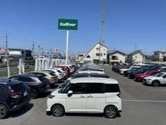 26号線沿い和歌山方面左側にございます。緑の大きな看板が目印