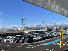 ◆地域の幅広いニーズに応えます◆大型展示場には国産SUV、ミニバン、軽、コンパクトカーを中心に幅広く取り揃えています。