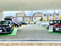 豊富な在庫を取り揃えております。展示車は約30台！