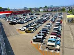 ◆地域の幅広いニーズに応えます◆大型展示場には国産SUV、ミニバン、軽、コンパクトカーを中心に幅広く取り揃えています。