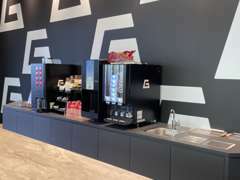 ◆カフェコーナー◆様々な種類を取り揃えたお飲み物は、商談ルームやラウンジにもお持ち込み頂けます。
