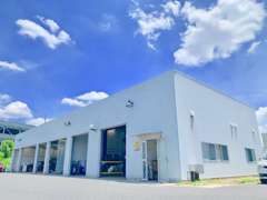 整備工場も併設しております。車検、メンテナンス、板金、ご納車後のアフターもご安心ください！