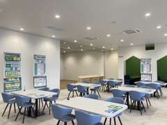 明るく広々としたショールームです！おくつろぎいただきながらゆっくりとおクルマ選びをお楽しみください！