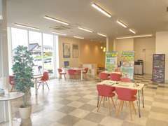 店内はテーブル席、キッズスペース、無料ドリンク等ゆっくりお過ごし頂けます！