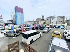 多数の在庫を展示しております。国産車、輸入車問わず在庫あり。