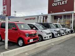 赤の看板が目印！販売、買取、車検、なんでもご相談ください！