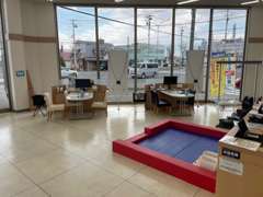 ガラス張りの店内は明るく開放的♪キッズスペースもございます♪