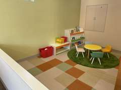 お子様連れのお客様にも安心して頂けるキッズルームがございます