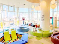 お子様にも大人気！当店自慢の大型キッズスペース！お子様連れにも安心の設備です！！ゆっくりとお車を見て頂けます！