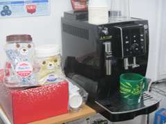 デロンギ製コーヒーメーカー導入しております。コクのあるエスプレッソをお楽しみください。豆はスターバックスを使用。