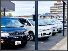 安心の三菱認定中古車を取り揃えています！新車併設店舗です。綺麗な店舗にぜひ一度お越しください！