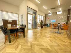 ▼店内は居心地良く、くつろげる空間となっており、キッズスペース・子守りができるベビーベッドを準備しております▼