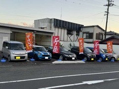 国道56号沿いの当社展示場です。本店事務所は当店舗前交差点を県道55号北方面へ約2km。