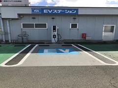 和食さとさん側の駐車場にはEVステーションも完備しております。